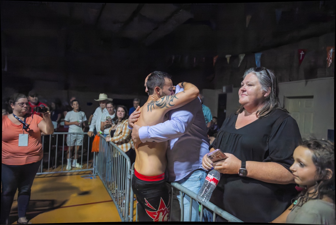 Shaking hands with fans at the ropes